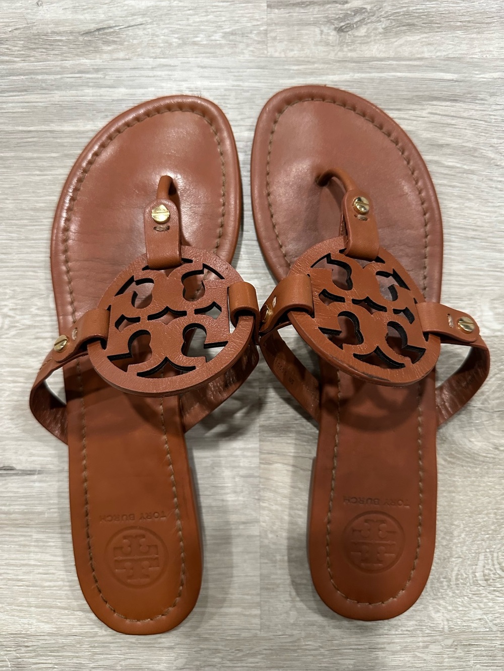 SH106 Tory Burch Miller Leather Medallion Sandal 10 Tan Classic Minimalist